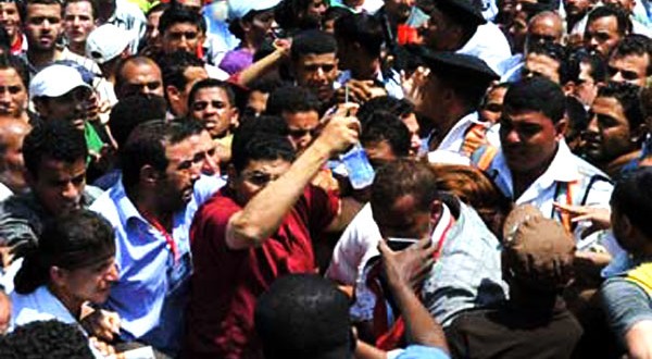 قام المتظاهرين أعلى كوبري أكتوبر، بإلقاء أنفسهم من أعلى الكوبري بعد قيام قوات الشرطة بإطلاق النار عليهم .. شاهد الصورة والفيديو: