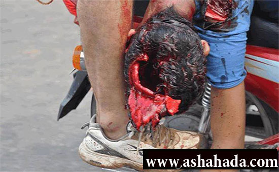 دمنهور _ فيديو بشع لدهس احدى مدرعات الشرطة لاحد المواطنين الغاضبين الذي خرج مع الالاف في الشوارع تعبيرا عن غضبه على مجازر فض اعتصامي رابعة العدوية والنهضة، مما ادى الى سقوطه على الارض  وكسر جمجمته وخروج بعضاً منها، رافعا السبابة بعلامة التوحيد، شاهد الفيديو: