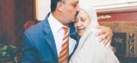 الدكتور محمد البلتاجي مع والدته