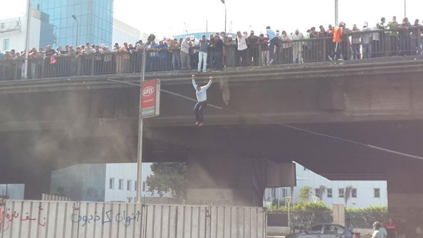 قام المتظاهرين أعلى كوبري أكتوبر، بإلقاء أنفسهم من أعلى الكوبري بعد قيام قوات الشرطة بإطلاق النار عليهم .. شاهد الصورة والفيديو: